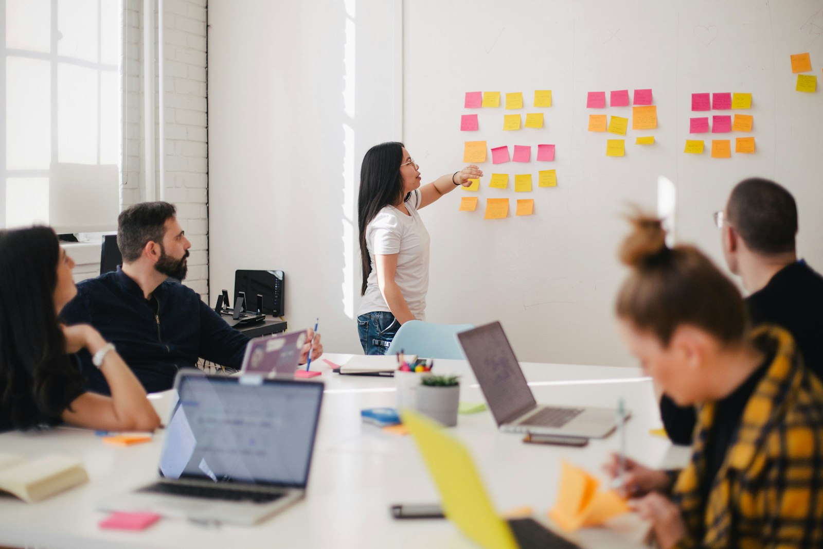 Atelier de travail autour d une table de reunion
