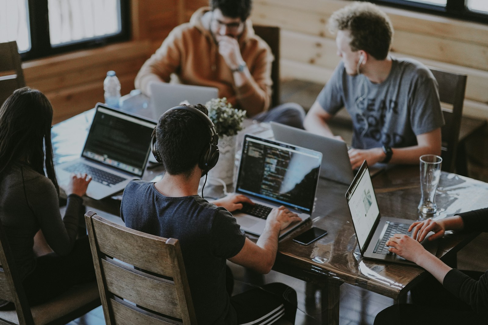 Équipe en séance de travail collaboratif