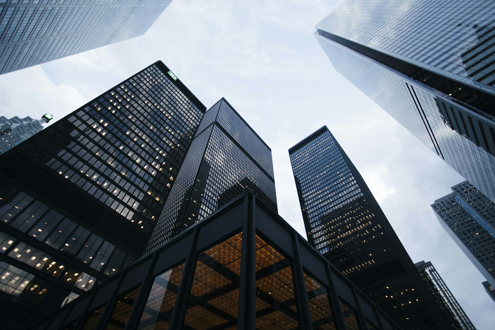 Immeuble de bureaux moderne en contre-plongee